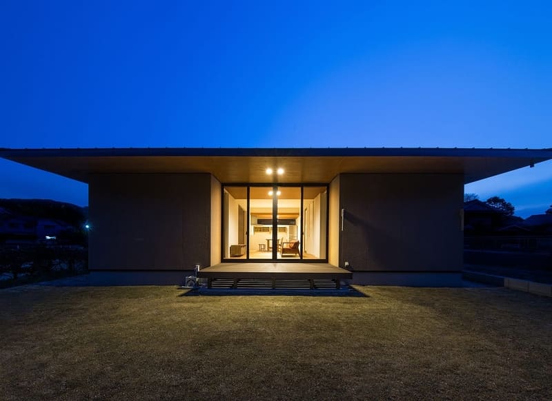 平らな屋根が特徴的な趣のある外観