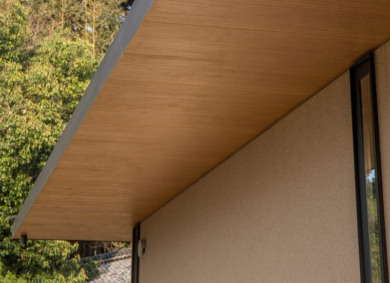 室内と外とをつなげる長い軒